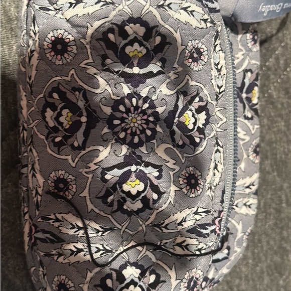 Like new Vera Bradley tote with matching makeup bag - Picture 3 of 3